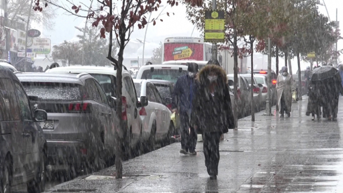 Erzurum’da kar yağışı sürücülere ve yayalara zor anlar yaşattı