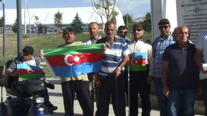 Erzurum’da Kent Konseyi Engelliler Meclisi Azerbaycan anıtı önünde nöbette