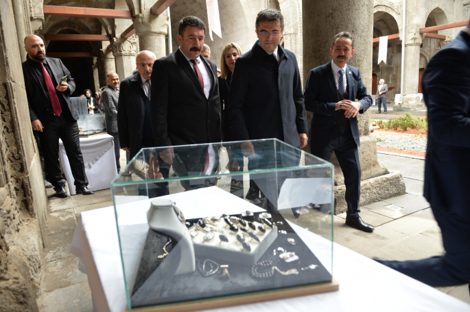 Erzurum’da ‘Oltu Taşı’ sergisi açıldı