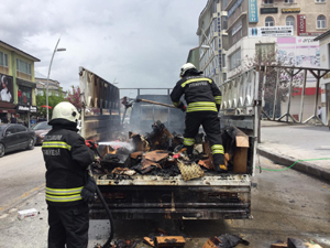 Erzurum’da otomobil cadde ortasında yandı