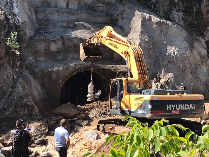 Erzurum'da sel yıktı geçti, tünelde kaybolan işçiyi arama çalışmaları devam ediyor