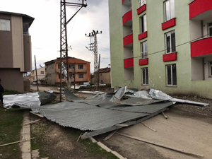 Erzurum’da şiddetli rüzgar binanın çatısını uçurdu