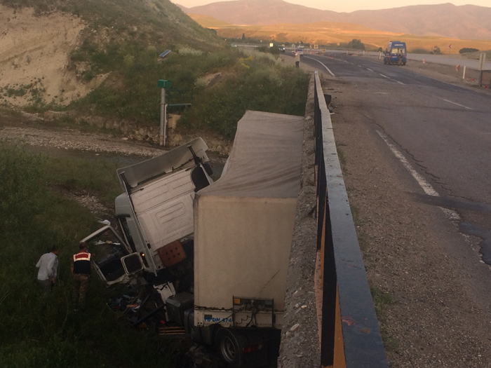 Erzurum’da tır köprüden uçtu: 1 yaralı