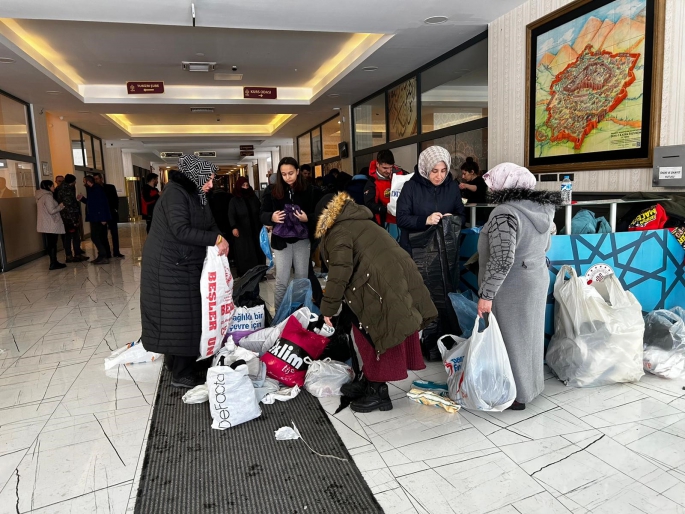 Erzurum'dan deprem bölgelerine yardım tırları