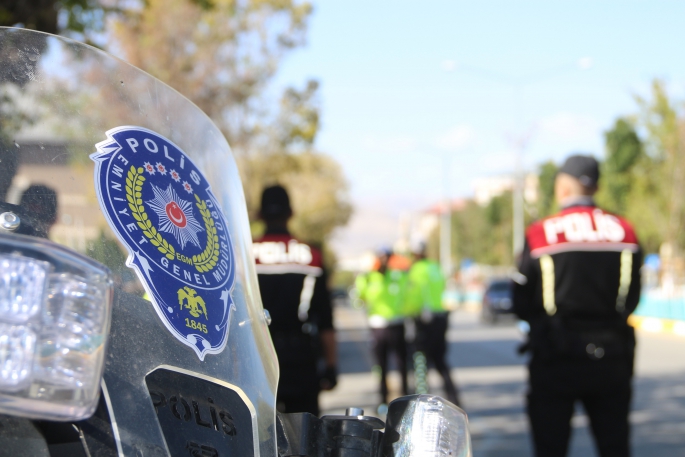 Erzurum Emniyeti okul önlerinde şüpheli şahıslara göz açtırmıyor 