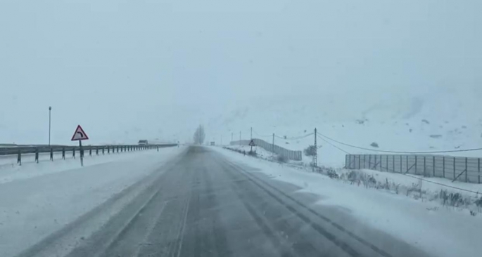 Erzurum - Horasan karayolunda kar ve tipi nedeniyle ulaşım güçlükle sağlanıyor