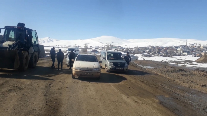Erzurum-Tekman karayolu heyelan nedeniyle ulaşıma kapandı