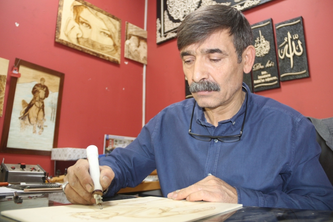 Erzurum'un tek ahşap yakma ve naht sanatı ustası birbirinden güzel eserler ortaya çıkartıyor