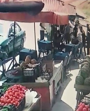 Eski muhtara onlarca kişi aynı anda saldırdı