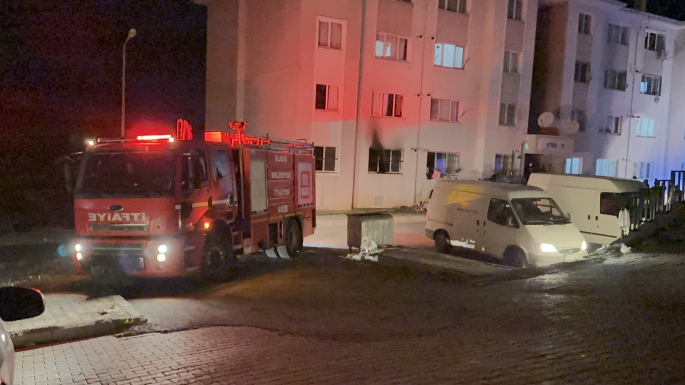Evini ateşe verip kendini bıçakladı: 3 kişi hastaneye kaldırıldı