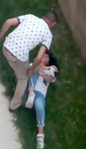 Genç kızın boğazını sıkıp, karnına yumruk atarak darp etti