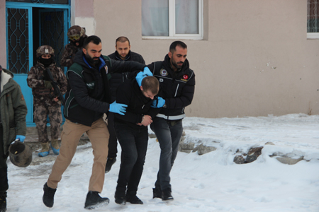 Gözaltına alınan eşinin arkasından böyle baktı