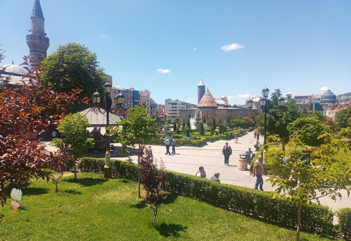 GÜNEŞLİ HAVALARIN TADINI ÇIKARIYORLAR