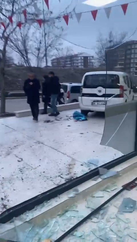Hafif ticari aracın iş yerinin vitrinine çarpma anı güvenlik kamerasında 