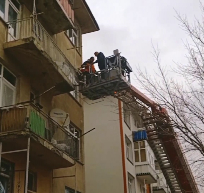 Hapis cezası olan hırsız balkonda yakalandı 