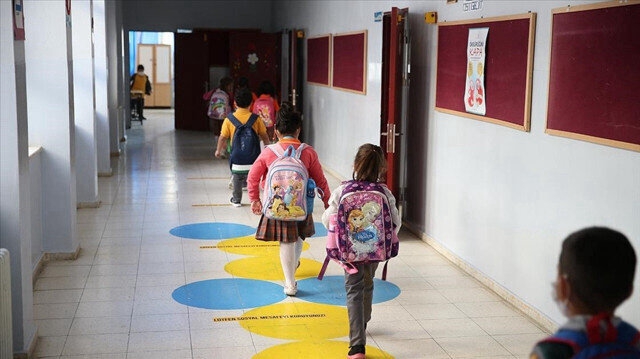 HASTA OLAN ÇOCUKLARI OKULA GÖNDERMEYİN!