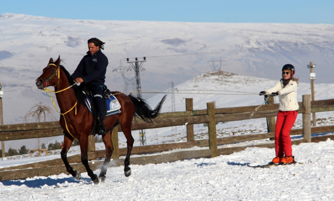 Hayalindeki çiftliği kurdu, at sevgisini kayakla birleştirdi