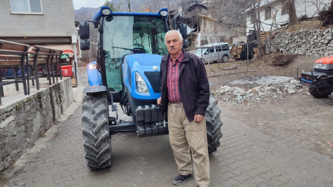 Her yıl yenisini aldığı traktörünü tarla için değil gezmek için kullanıyor 