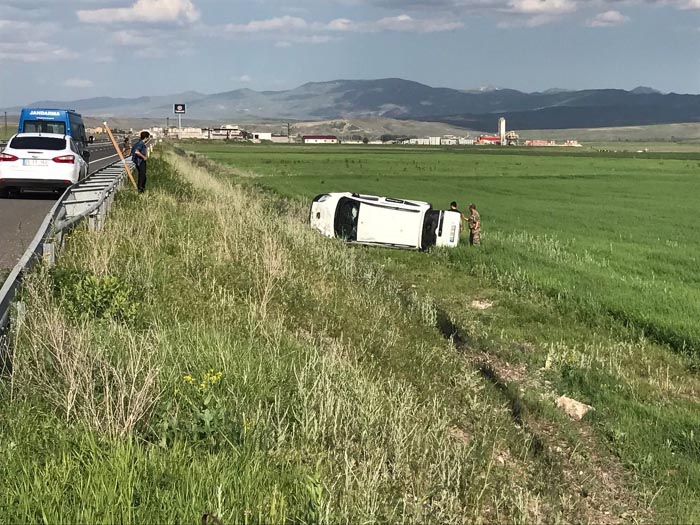 Horasan’da kamyonet devrildi: 1 yaralı