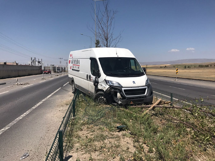 Horasan’da minibüs orta refüje çıktı