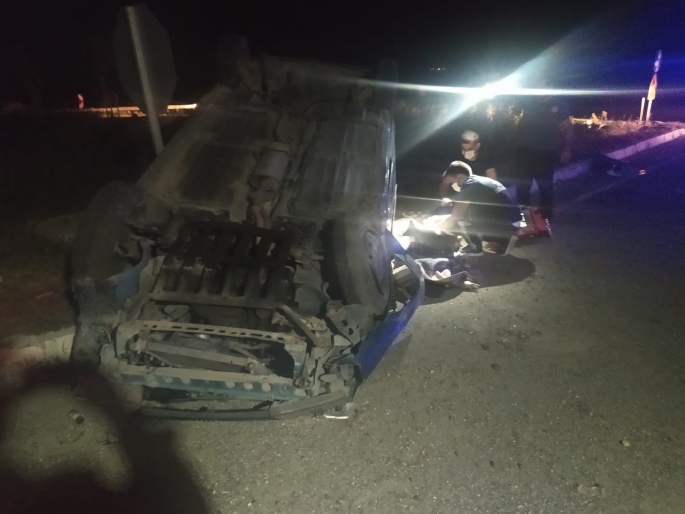 Horasan’da otomobil refüje çarparak ters döndü: 2 ölü, 2 yaralı