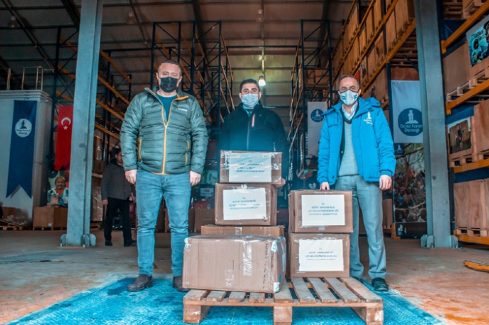 İdlip’teki çocuklara atkı, eldiven ve bere ördüler