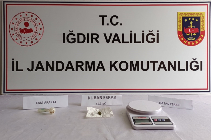 Iğdır'da torbacıların sakladığı uyuşturucu menfez altında ve metruk binalarda çıktı