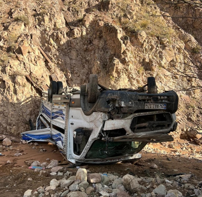 İliç’te kamyonet şarampole uçtu: 1 yaralı