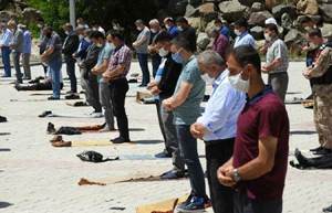 İspir’de halk pazarında cuma namazı