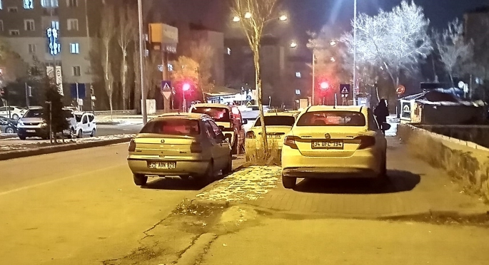 KALDIRIM VE DURAKLAR İŞGAL ALTINDA