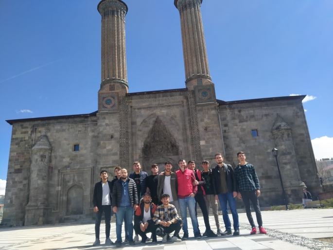 Karayazılı gençlerden ‘şehrimi tanıyorum’ turu
