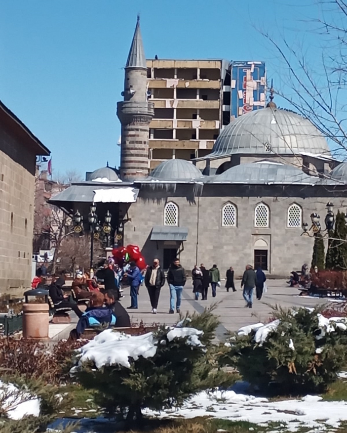 KIŞLIK ELBİSELERLE DEVAM