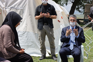 MHP Genel Başkan Yardımcısı Prof. Dr. Kamil Aydın Çat’ta depremzedelerle bir araya geldi