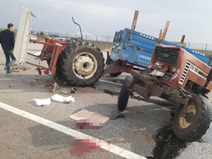 Minibüs ile çarpışan traktör ikiye bölündü: 2 yaralı