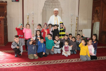 Minik eller duaya açıldı