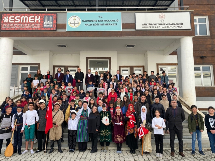 Minikler tarihi konuşturarak şehitlerimizi andılar