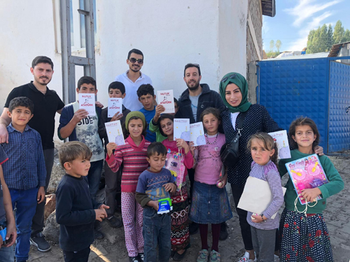 Mutsuz çocuk kalmasın dediler, 250 çocuğa oyuncak dağıttılar