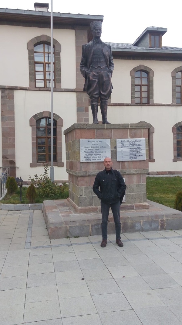 Öğretmen Çakır’ın yazdığı polisiye romanı kitapçılarda yerini aldı