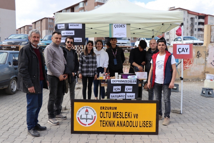 Öğretmen ve öğrenciler depremzedeler için pazarda çay sattılar