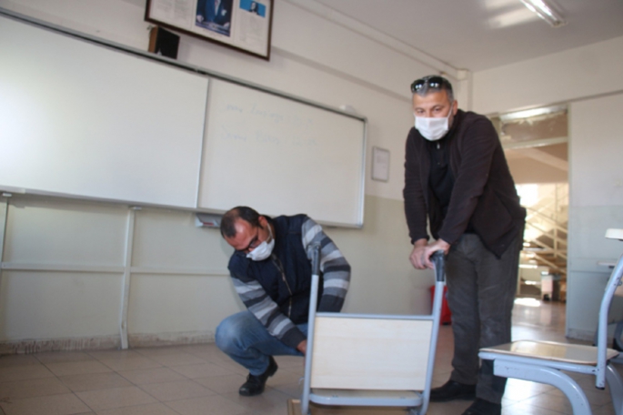 Okulda öğrencilerin olmayışını fırsata çevirip tadilat yapıyorlar
