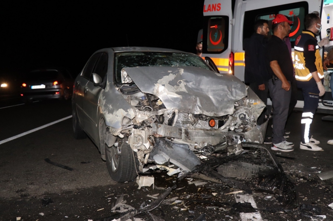 Oltu'da iki araç kafa kafaya çarpıştı: 4 yaralı
