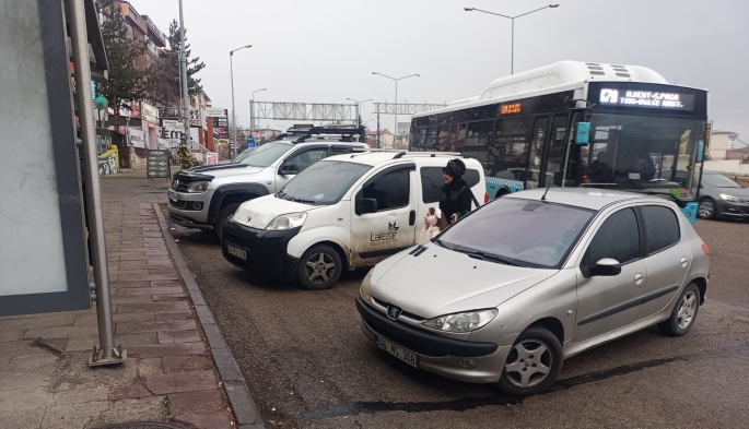 OTOBÜS DURAKLARI İŞGAL EDİLİYOR