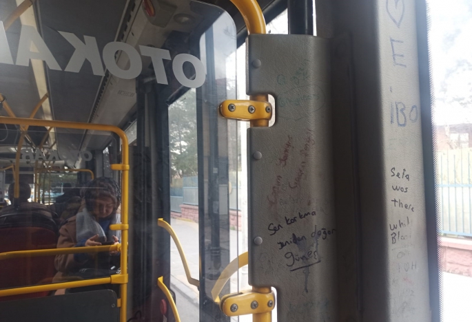 OTOBÜSLER OKUL TAHTASI OLARAK KULLANILIYOR!