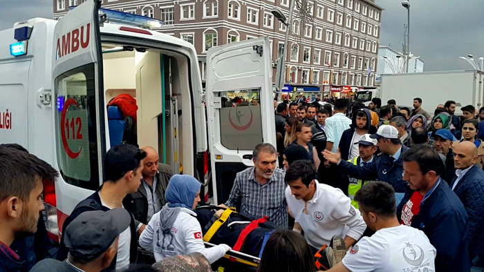 Otobüsten tekerine ayağı sıkışan kadın yaralandı