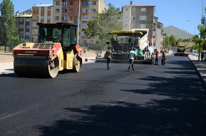  Palandöken Belediyesinin asfalt ve kilit parke çalışması devam ediyor