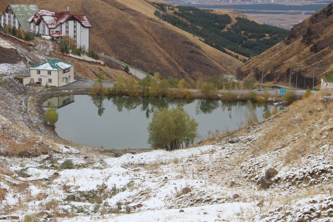 Palandöken Dağı’nın zirvesi yeniden beyaza büründü