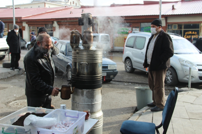 Pandemide sokağa kurduğu dev semaverle müşterilere paket çay servisi yapıyor
