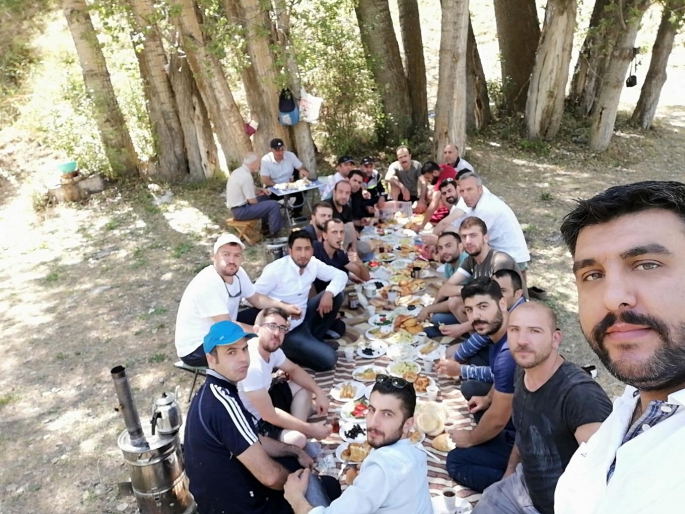 PİKNİK ALANLARI TIKA BASA DOLDU