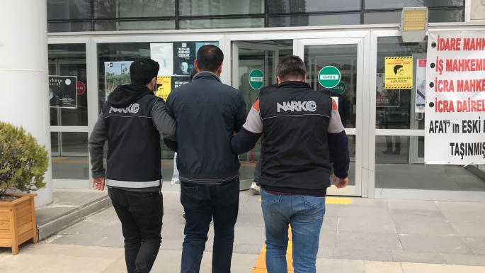 Polisi görüp kaçmaya çalıştı, attığı poşetten uyuşturucu çıktı