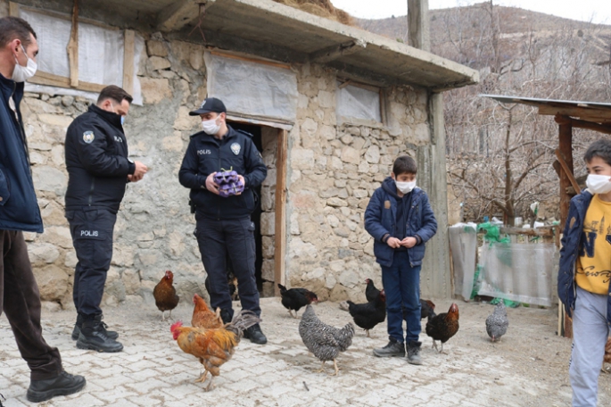 Polislerden soğuk kentin çocuklarına iç ısıtan yardım